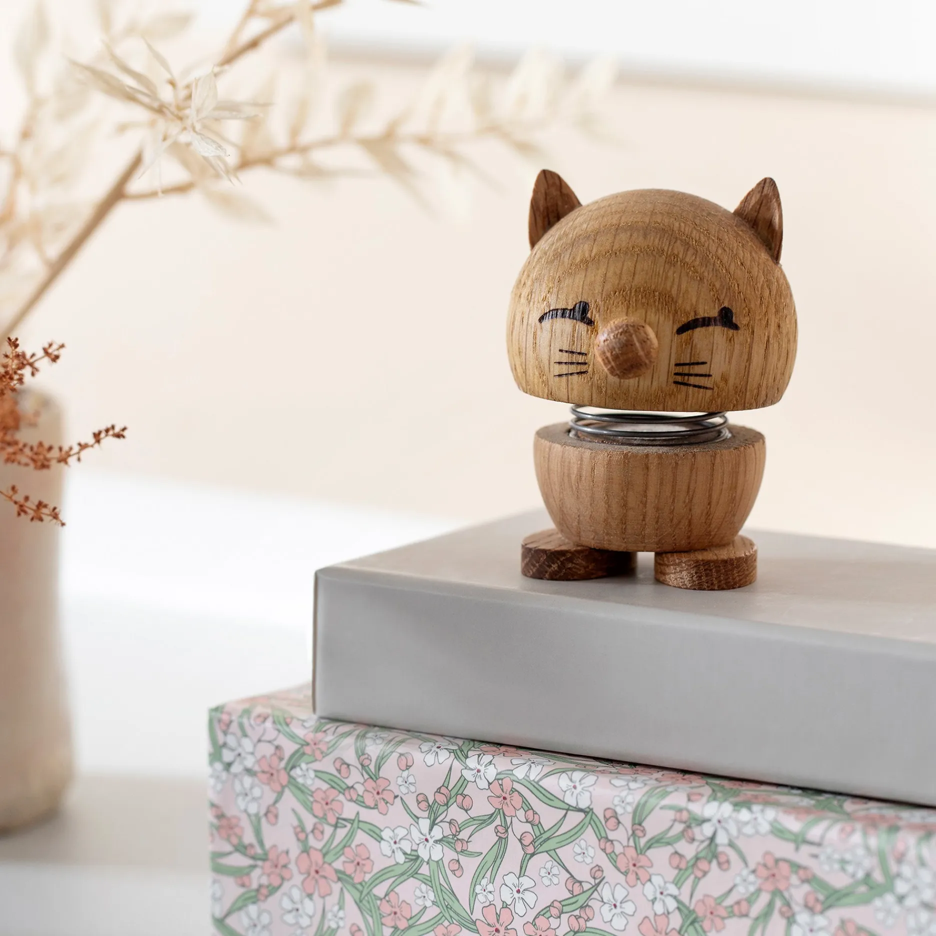 Hoptimist Figurer|Figurer-Kat lille egetræ