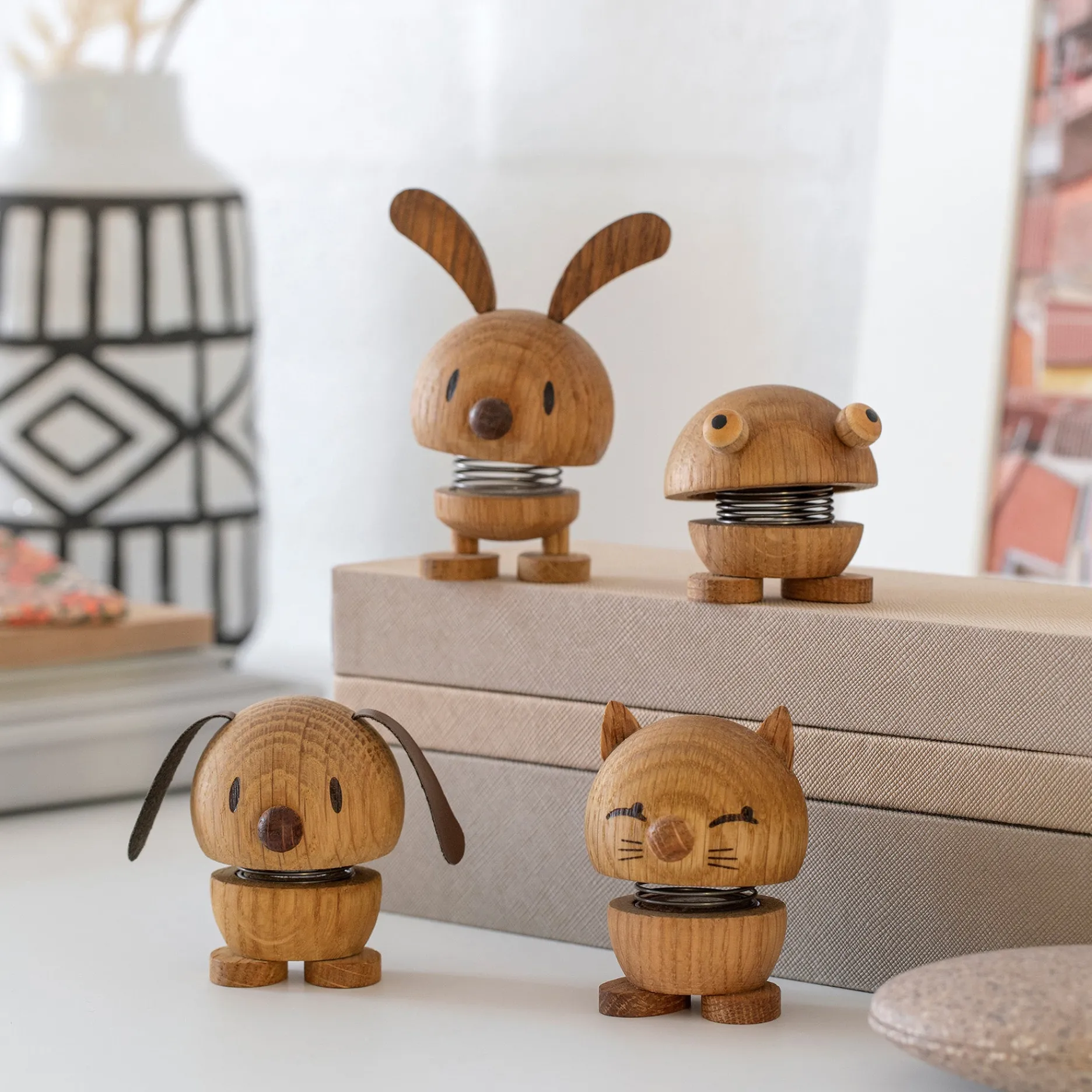 Hoptimist Figurer|Figurer-Kat lille egetræ