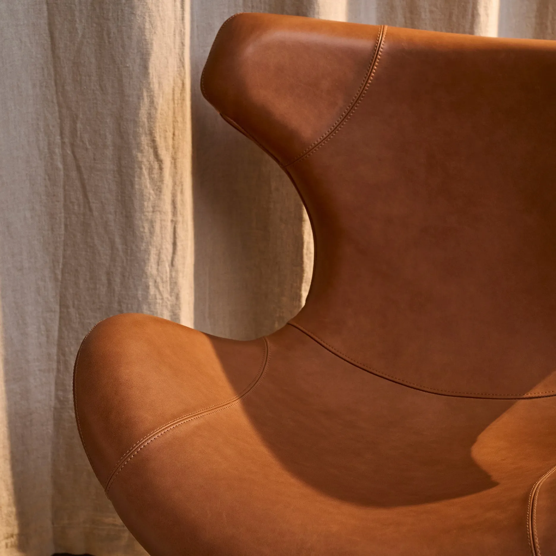 Furniture by Sinnerup Loungestole-Kato loungestol læder m. chrome drejesokkel