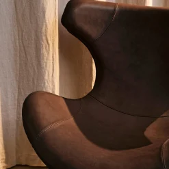 Furniture by Sinnerup Loungestole-Kato loungestol læder m. sort drejesokkel