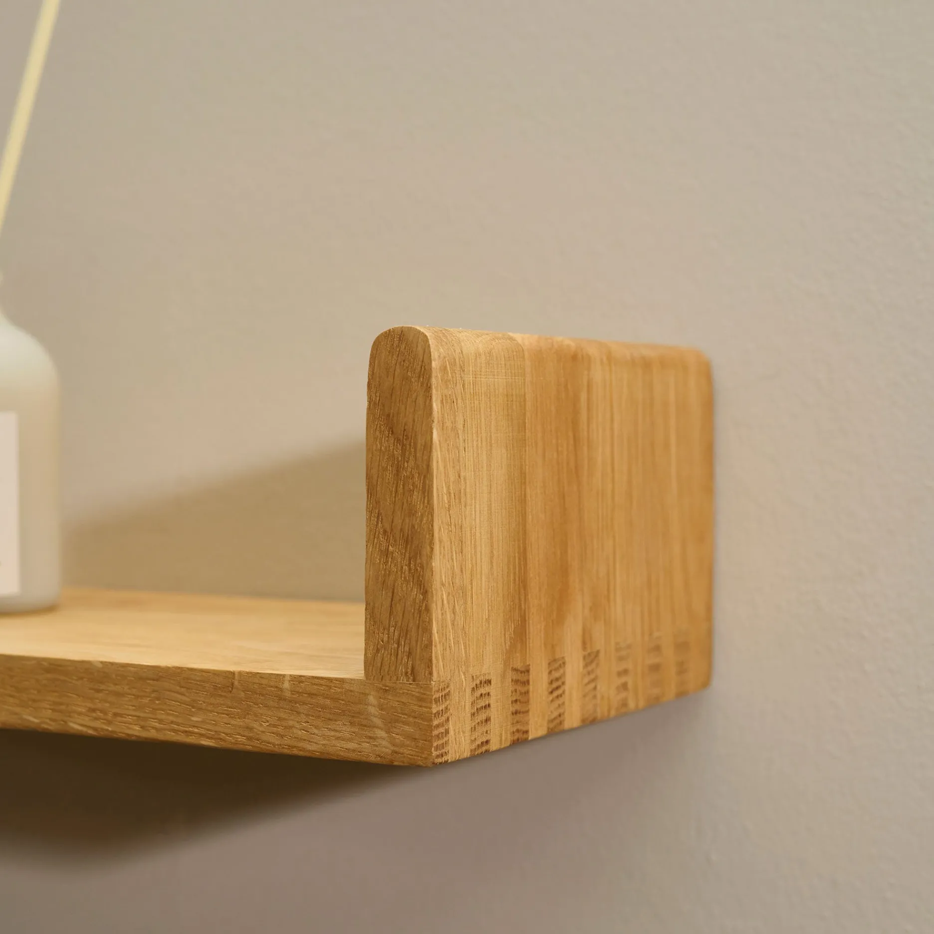 Furniture by Sinnerup Hylder-Keeper II U hylde olieret FSC-certificeret egetræ - L140 cm