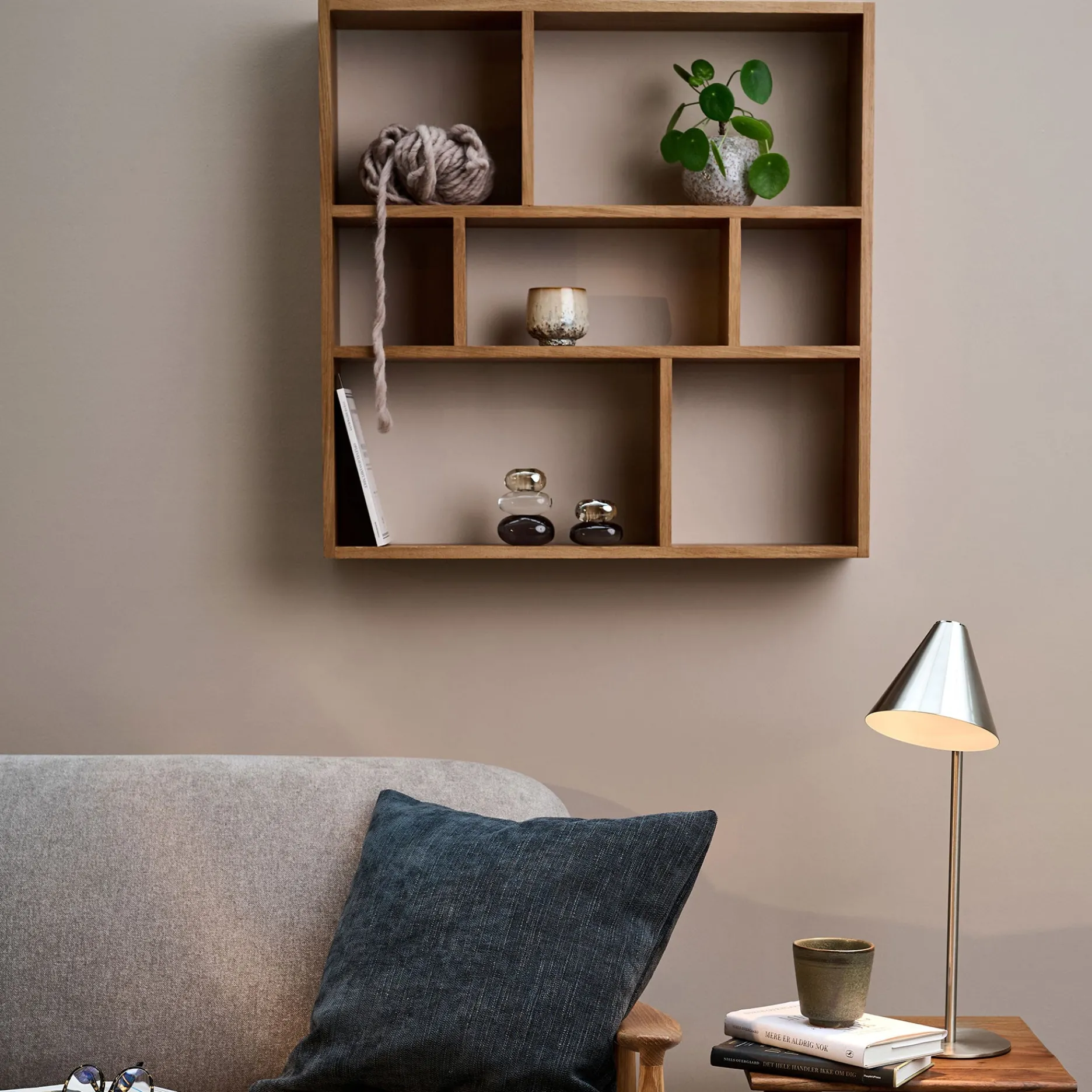 Furniture by Sinnerup Hylder-Keeper II væghylde, FSC certificeret egetræ 7D 70x70 cm