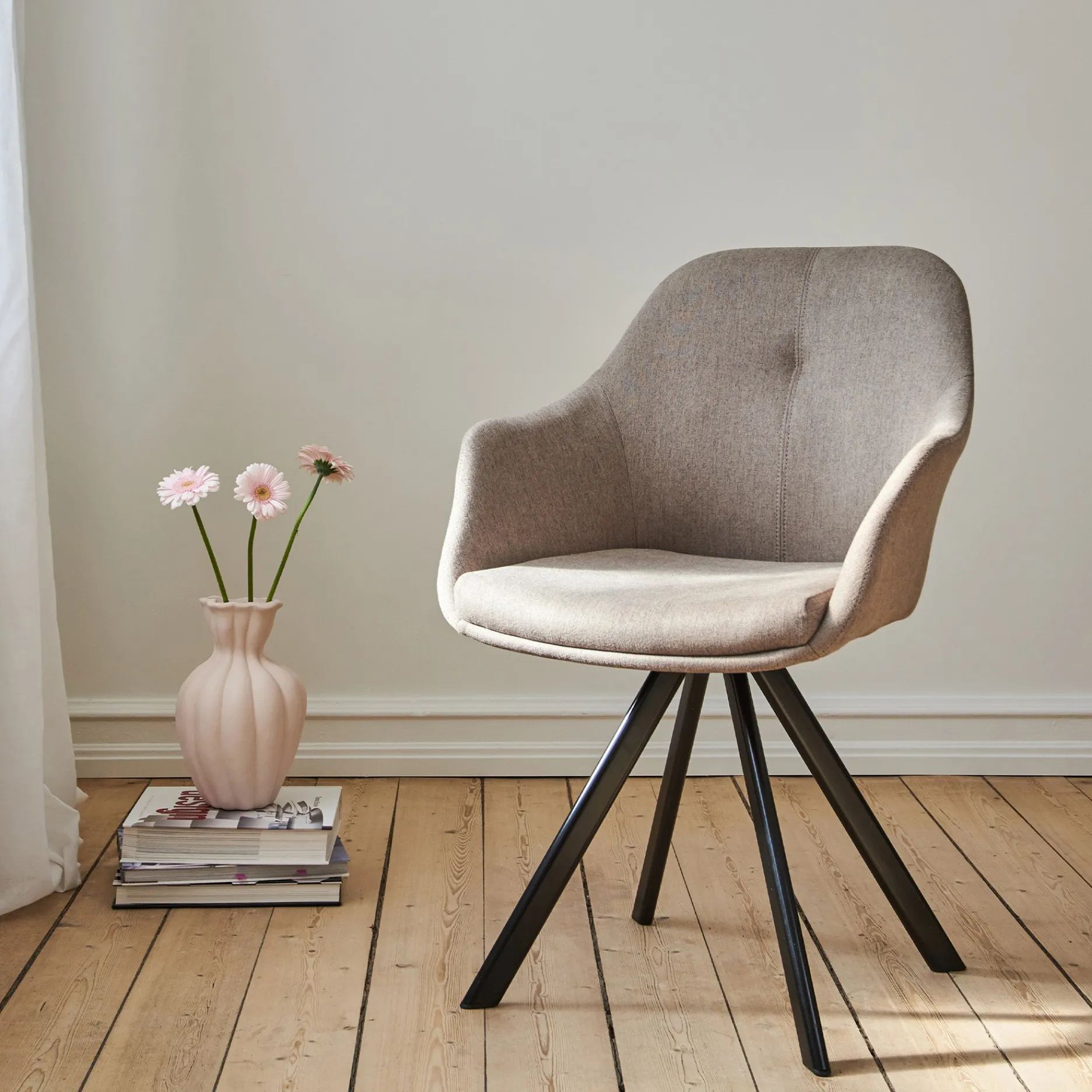 Furniture by Sinnerup Spisebordsstole-New Age stof m. drejeben