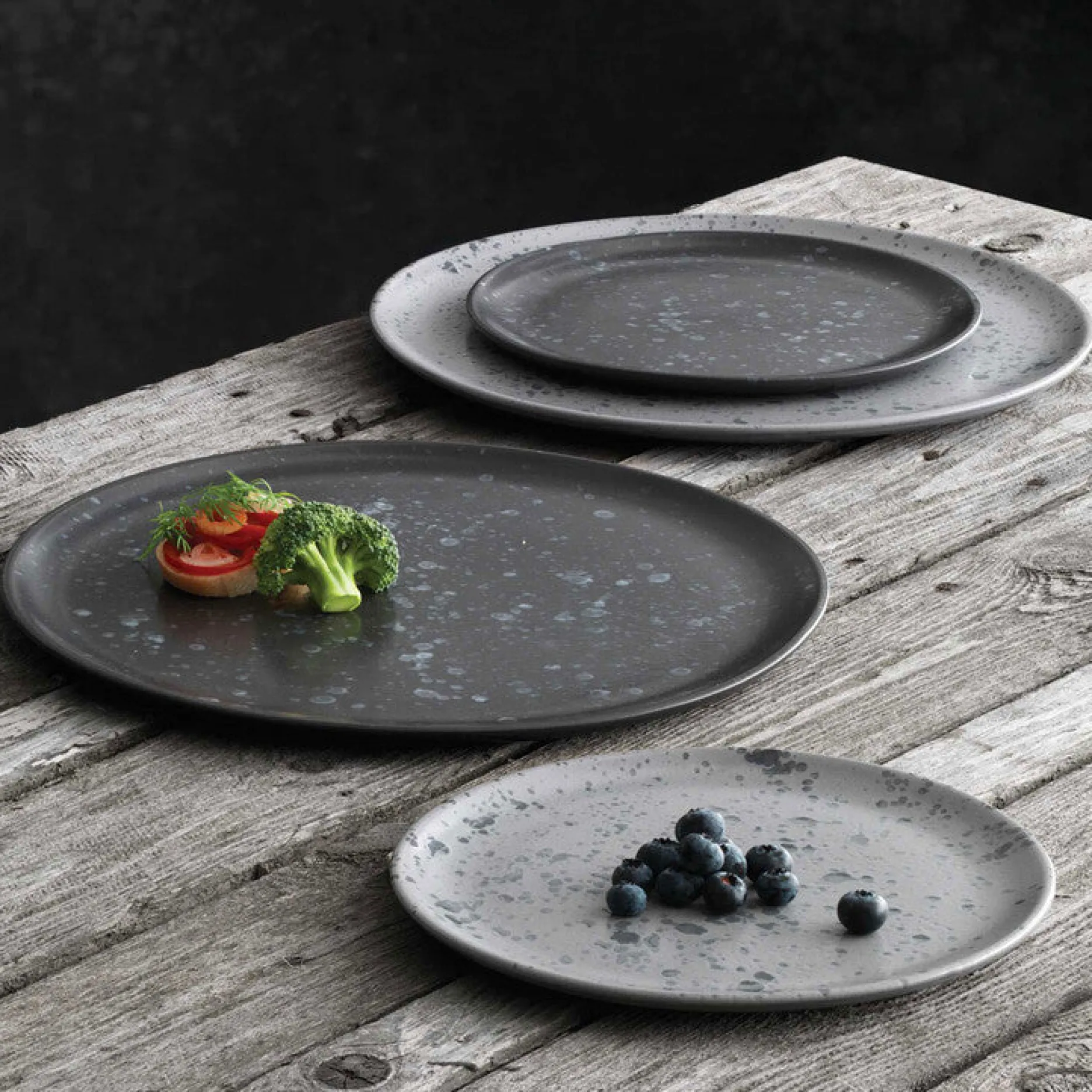 Aida Stel-RAW frokosttallerken Ø23 cm sort spotted