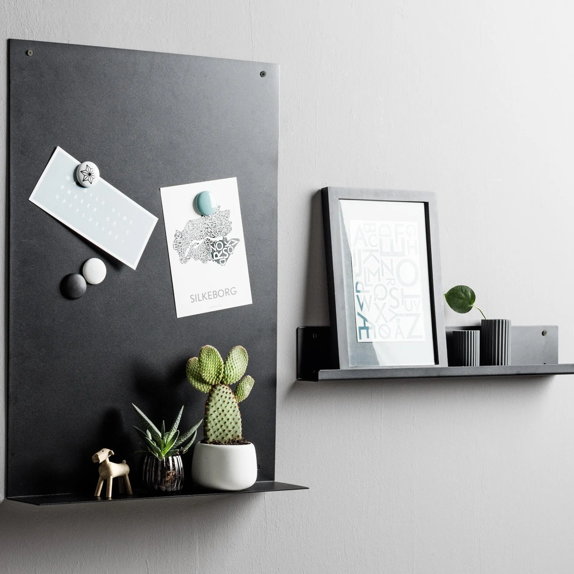 Furniture by Sinnerup Hylder|Plakater Og Billeder-Shape It opslagstavle