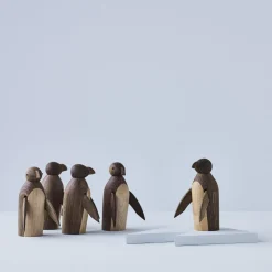 Lucie Kaas Figurer|Figurer-Skjøde pingvin small røget eg/ahorn