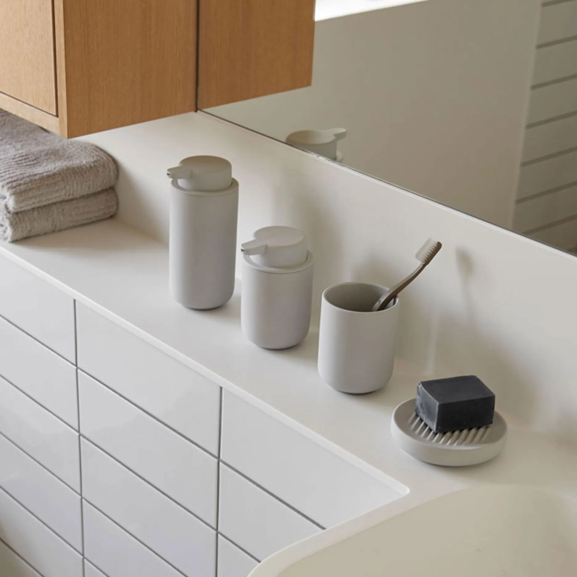 Zone Sæbedispensere|Sæbedispensere-Ume sæbedispenser H12,8 cm soft grey