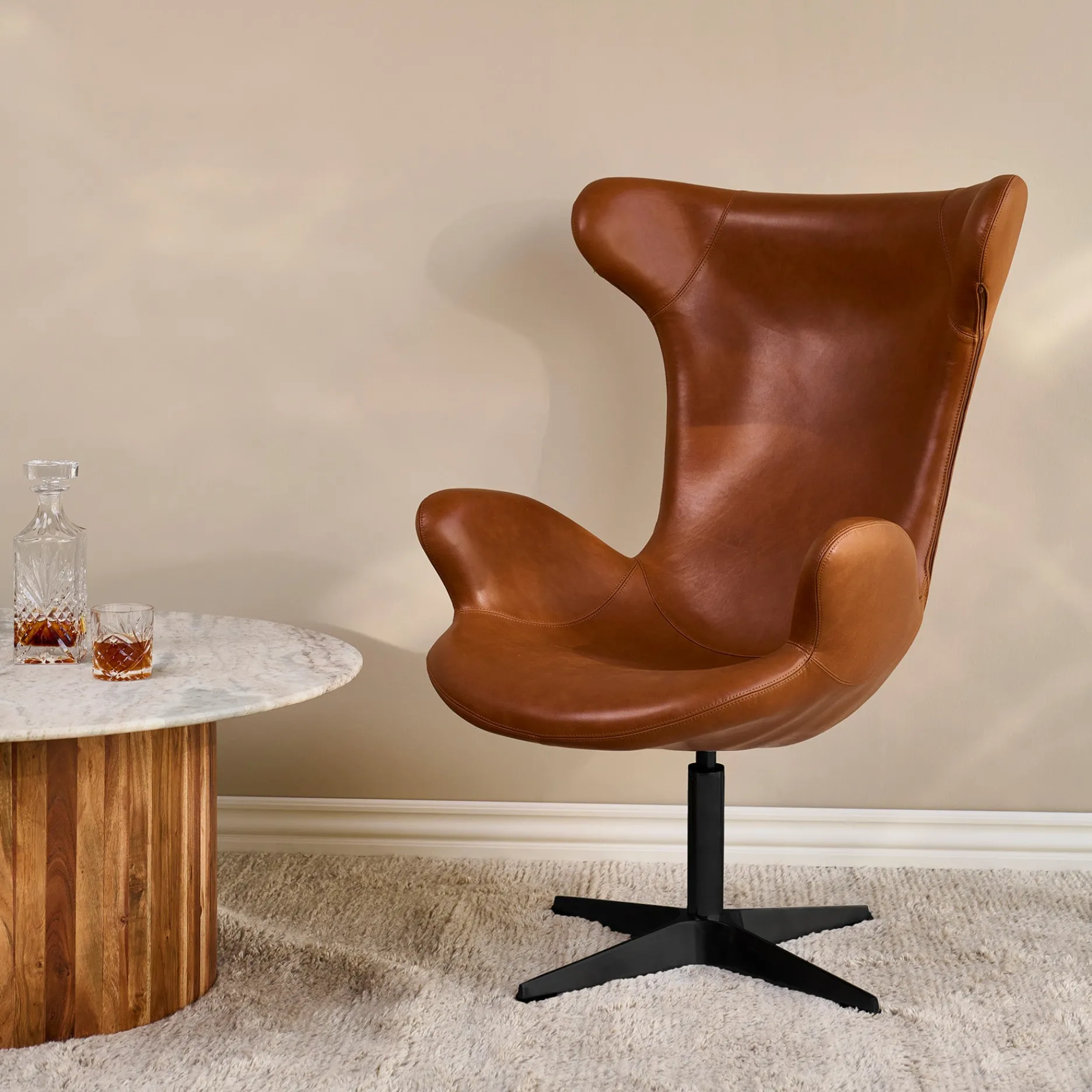 Furniture by Sinnerup Loungestole-Victor loungestol læder m. sort drejesokkel