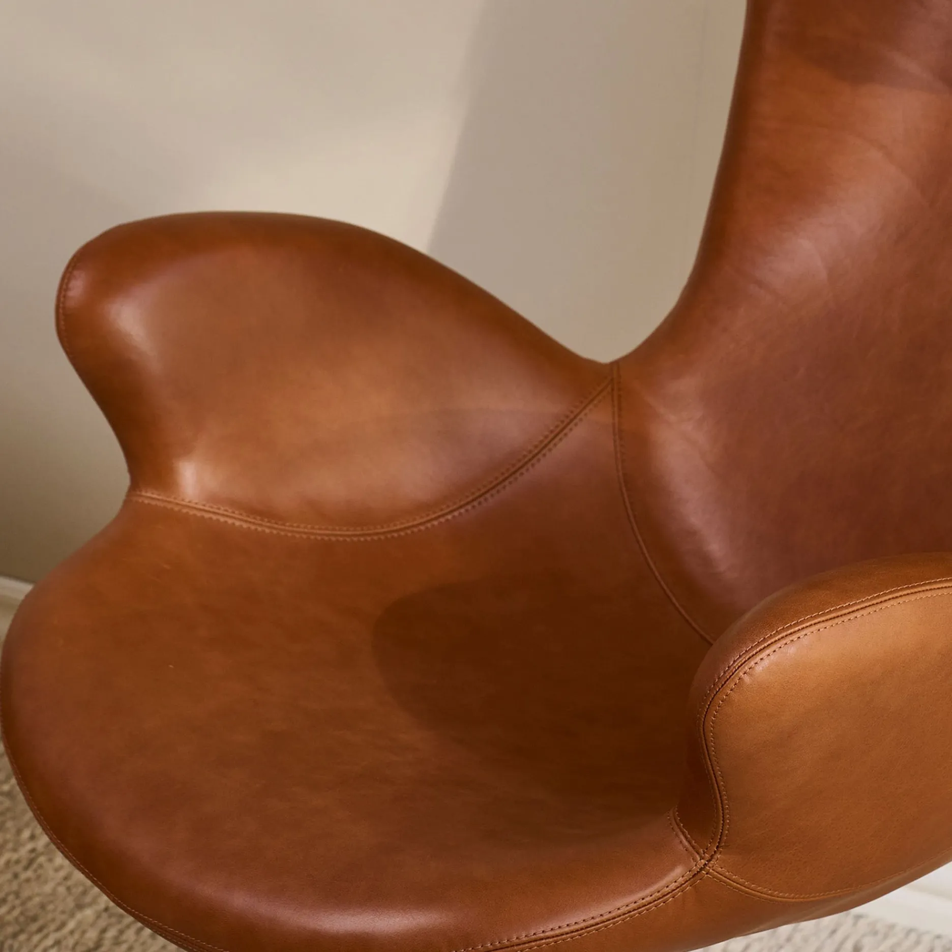 Furniture by Sinnerup Loungestole-Victor loungestol læder m. sort drejesokkel