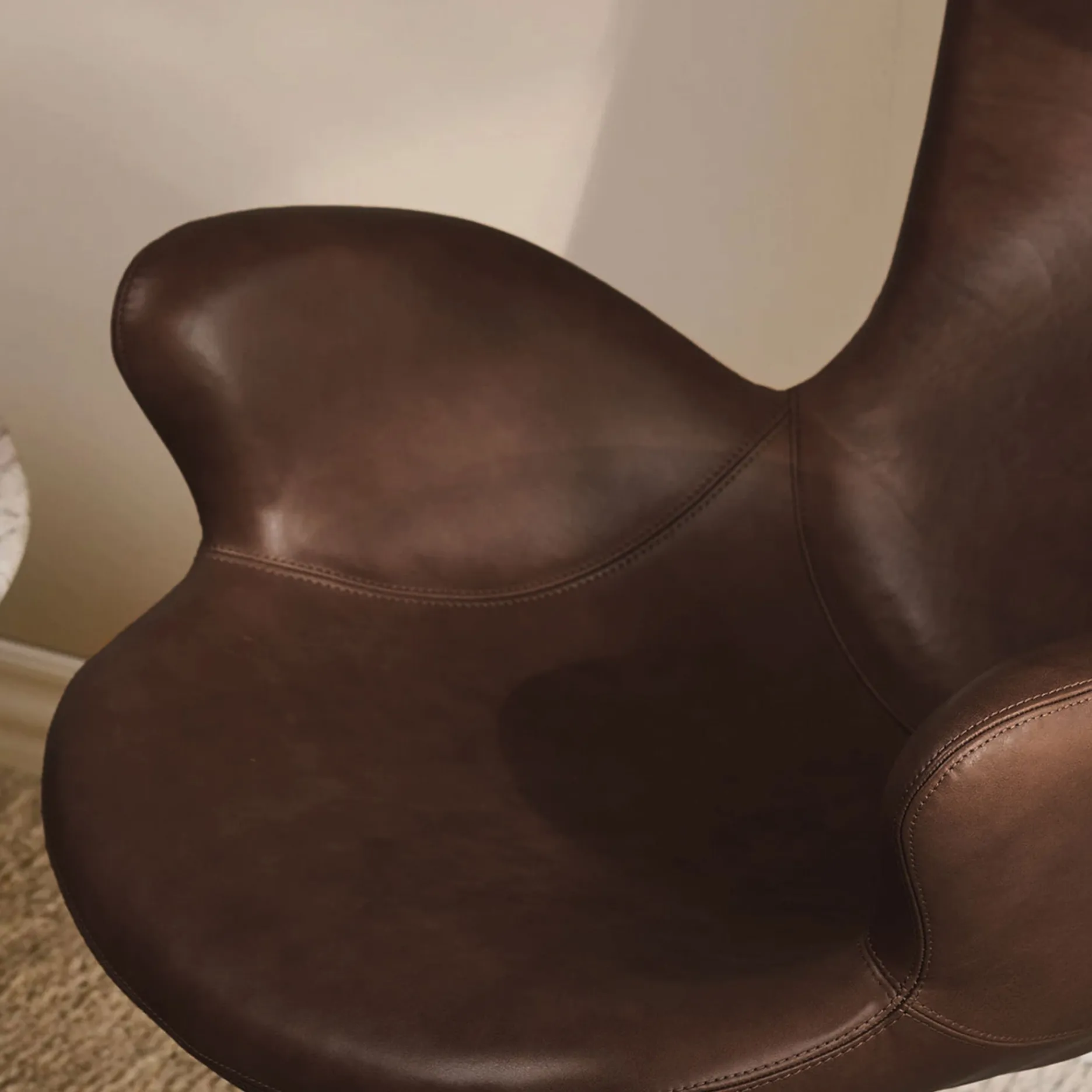 Furniture by Sinnerup Loungestole-Victor loungestol læder m. sort drejesokkel