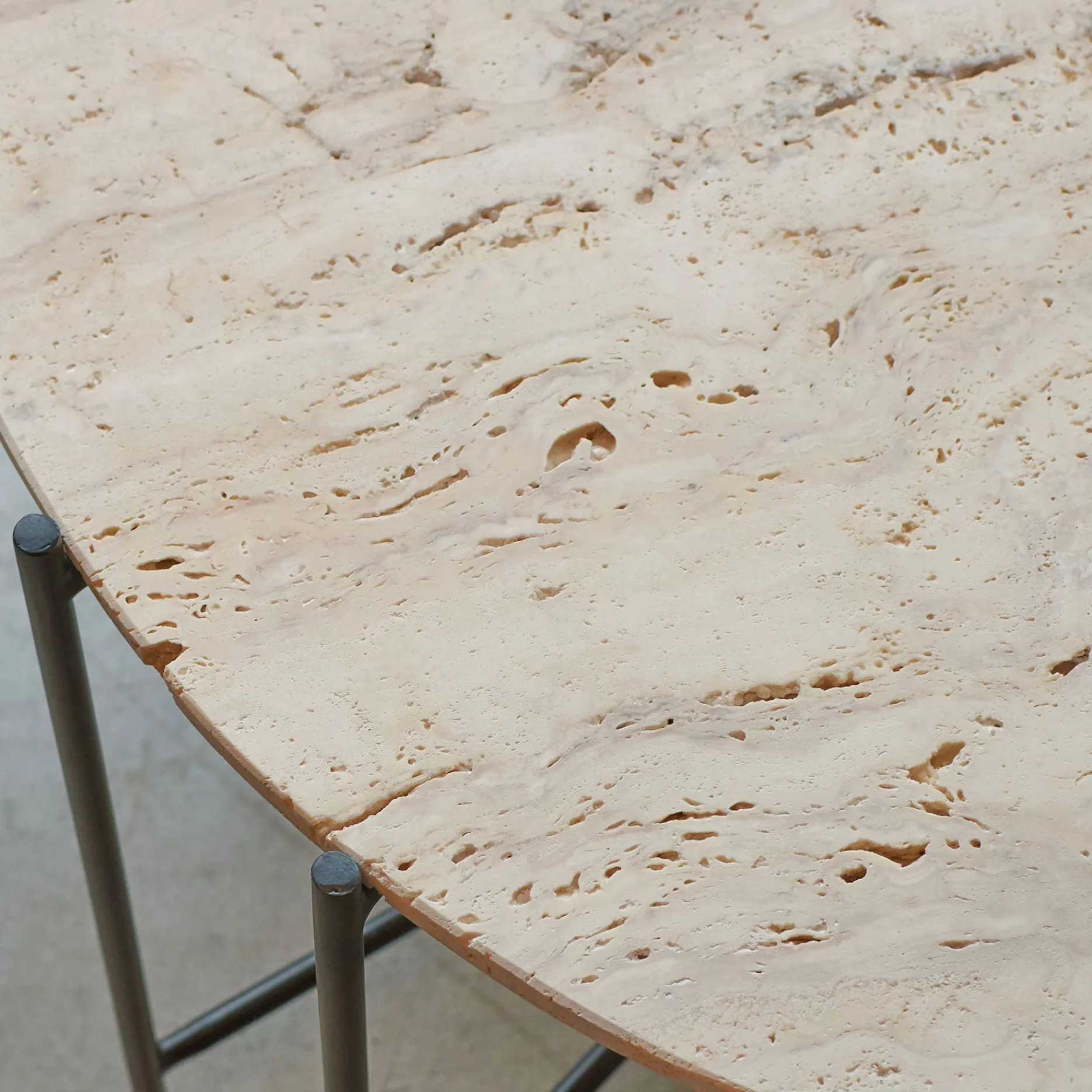 Furniture by Sinnerup Sofaborde-Viola IIII sofabord i travertine Ø60 cm