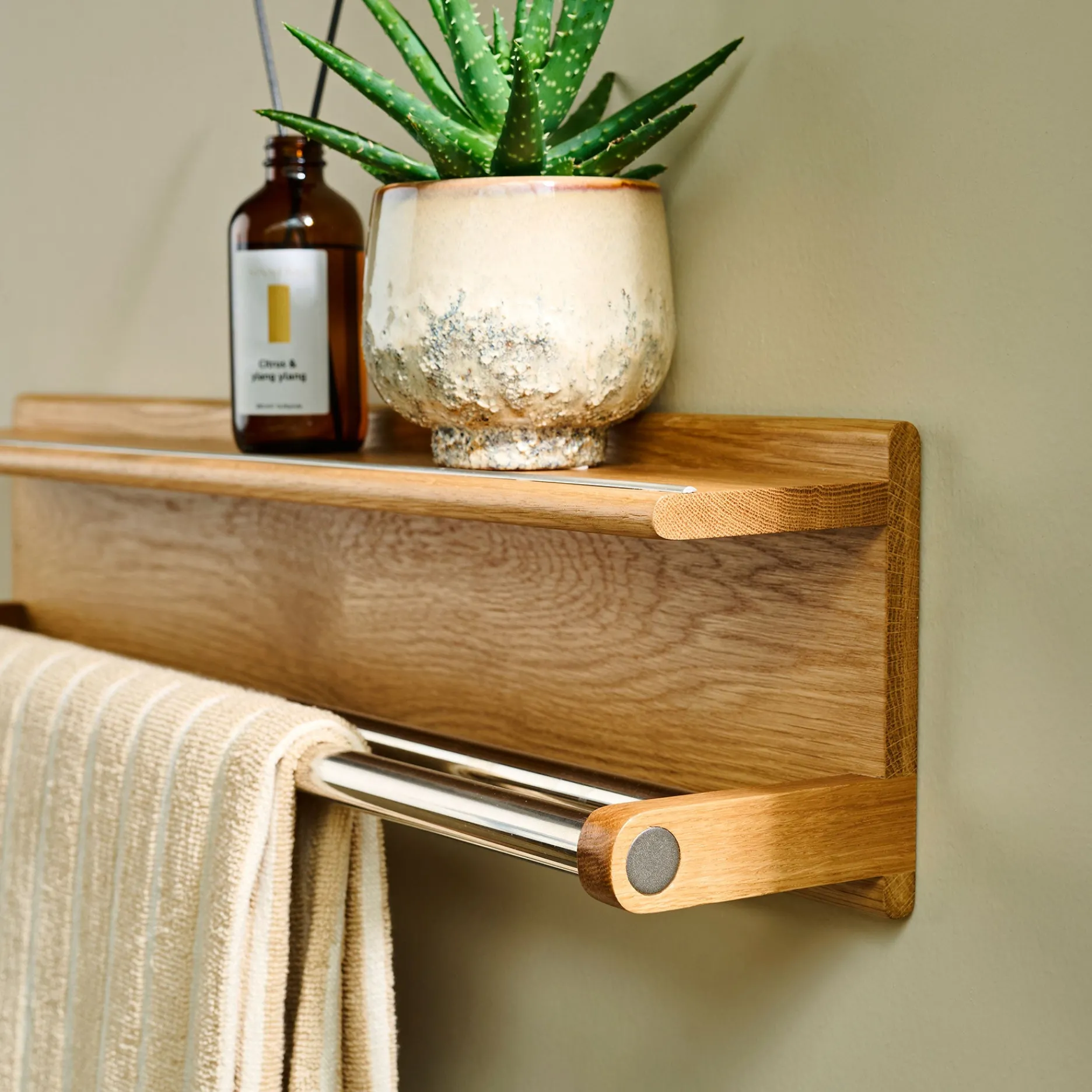 Furniture by Sinnerup Håndklæder-Wood II håndklædeholder i FSC certificeret egetræ, L75 cm